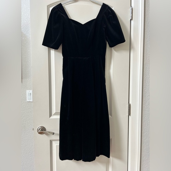Laura Ashley Dresses & Skirts - Vintage 90’s Laura Ashley Velvet Dress. Sweetheart neck. Puff sleeve. True waist